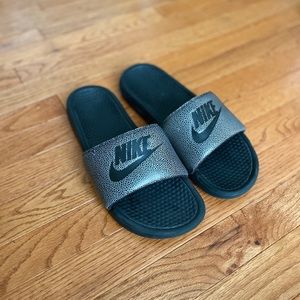 Nike Men’s Benassi JDI Sandal, Grey, Size 11